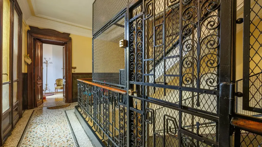 Entrée - Period Apartment with Balcony in Turin