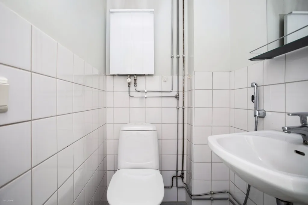 Salles de bain - Spacious Apartment with Balcony in Kontula, Helsinki