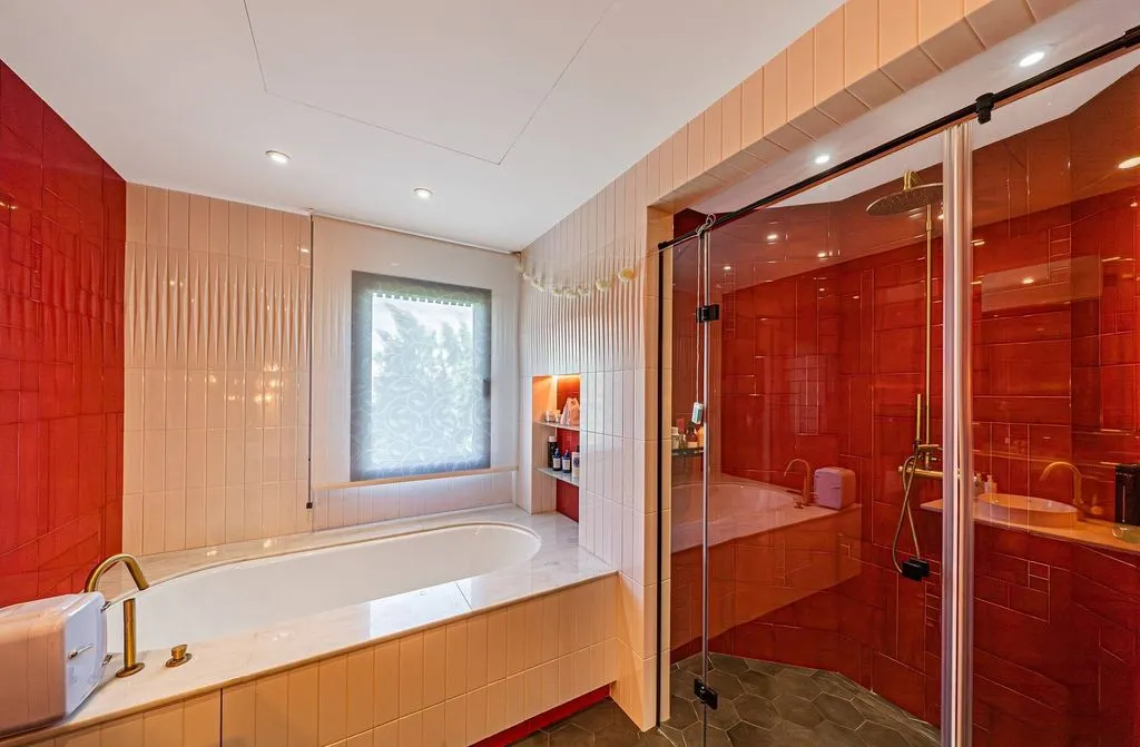 Bathrooms - 10-Bedroom Chalet with Pool in Guadalmina Baja