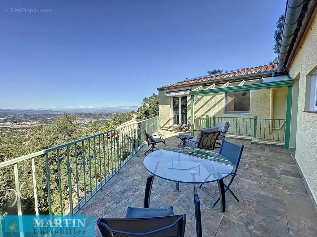 Terrass - Villa with Garden View in Le Boulou