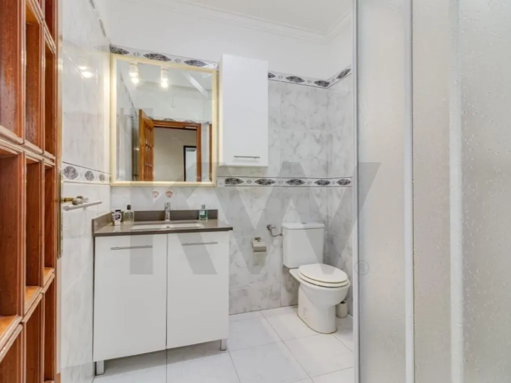 Vannitoad - Luxury Apartment with Multiple Balconies in Alverca