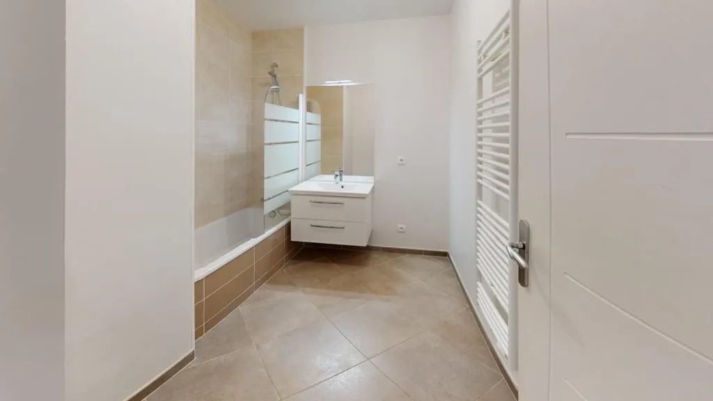 Salles de bain - Appartement Moderne avec Terrasse à Cran-Gevrier