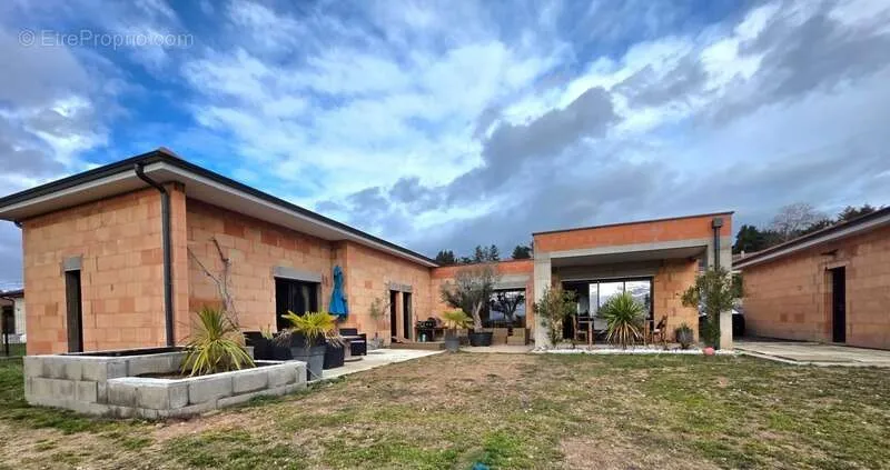 Välivaade - Spacious Bungalow with Garden in Salvizinet