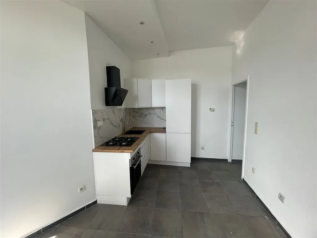 Küche - Renovated 1-Bedroom Apartment in Quaregnon