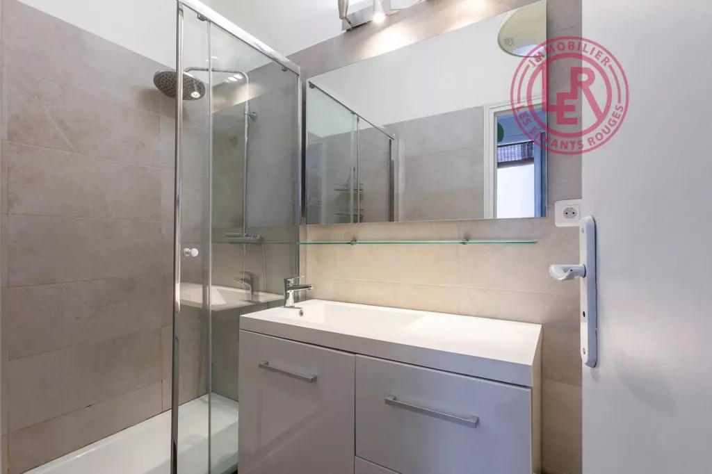 Salles de bain - Studio avec Hauteur sous Plafond et Ascenseur à Paris 3