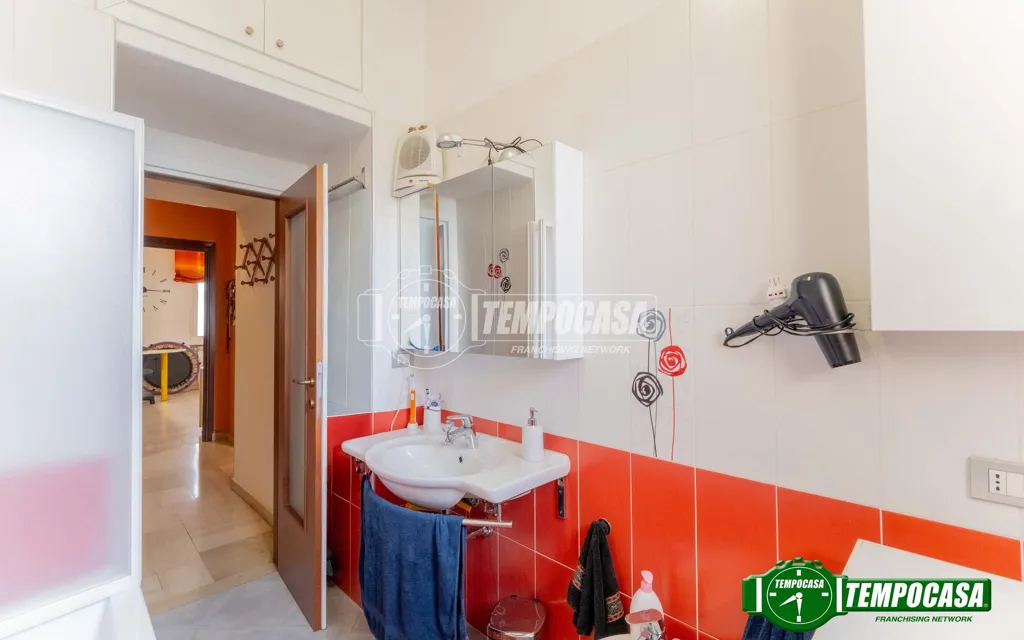 Salles de bain - Brightly Laid-Out Flat with Balcony in Milan