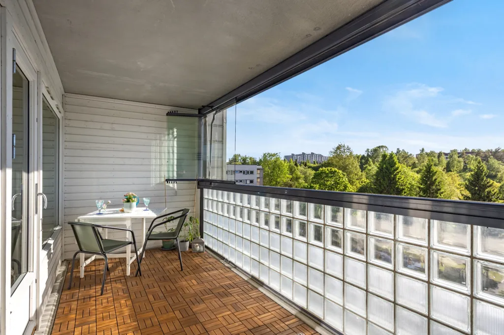 Balcone - Spacious 3-Bedroom Flat with Balconies in Furuset