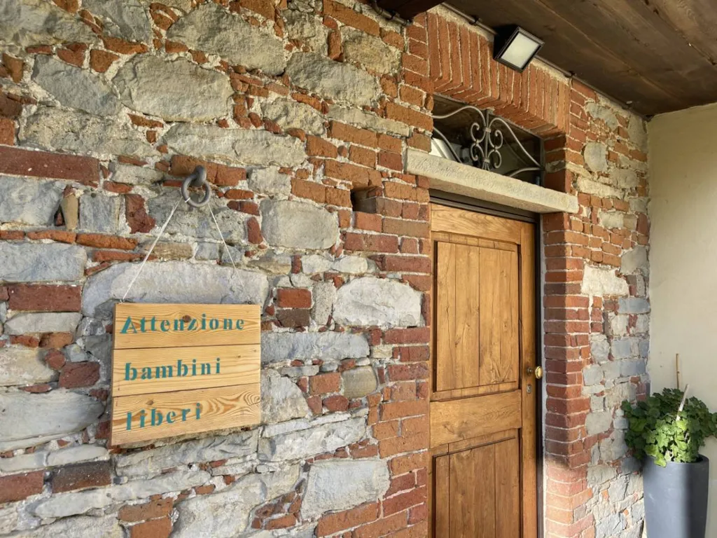 Esik - Rustic House with Lake View in Briaglia