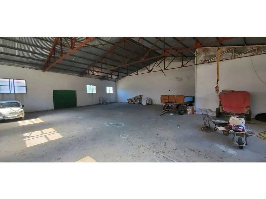 Garaaž - Spacious House with Multiple Garages in Novés