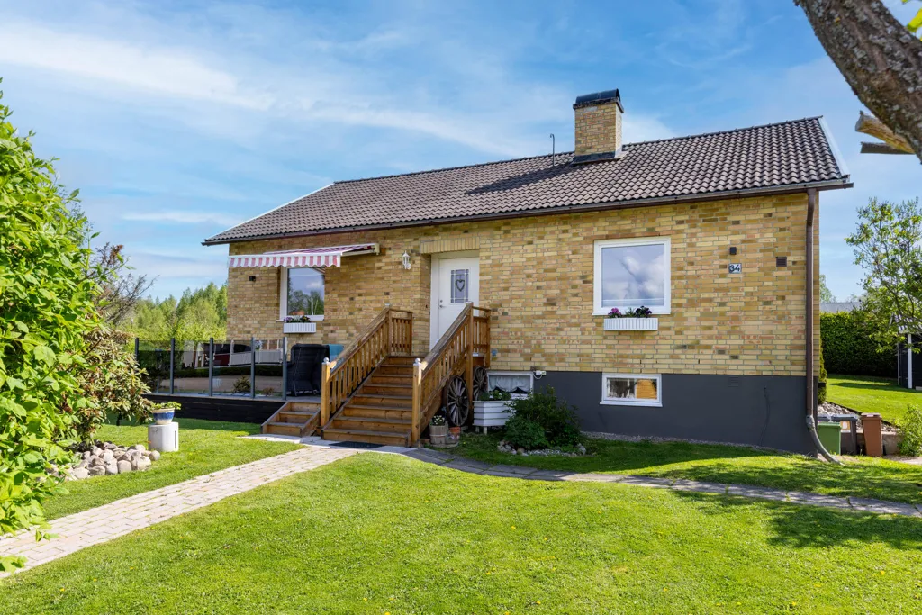 Jardin - Corner Villa with Water View in Alfta
