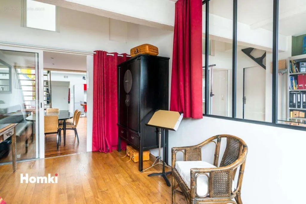 Séjour - Loft Rénové avec Cuisine Américaine à Nantes
