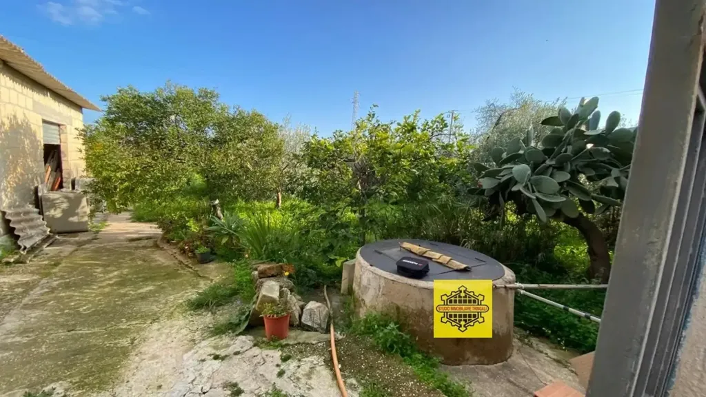 Rustic Property with Lemon Trees in Avola