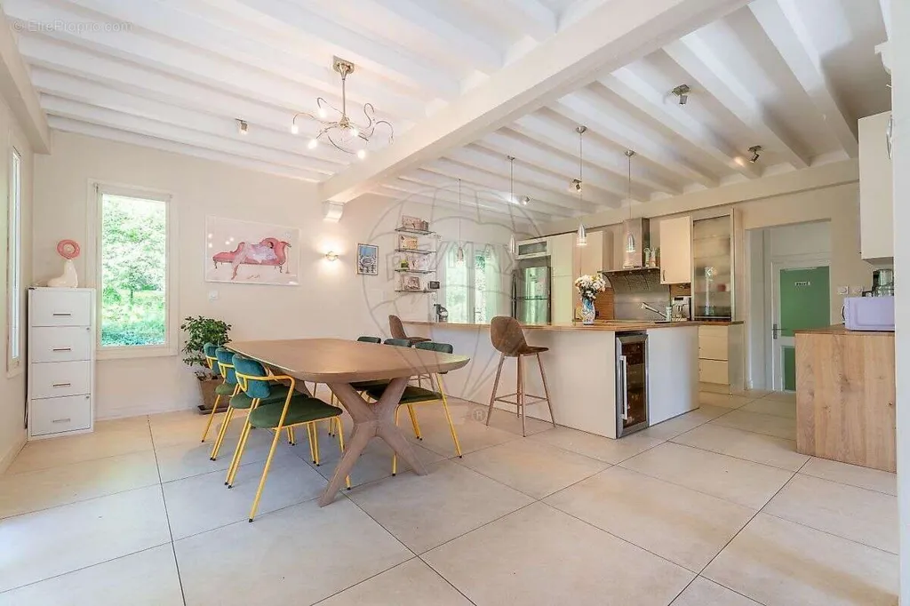 Söögituba - Six-Bedroom House with Garage in Menton