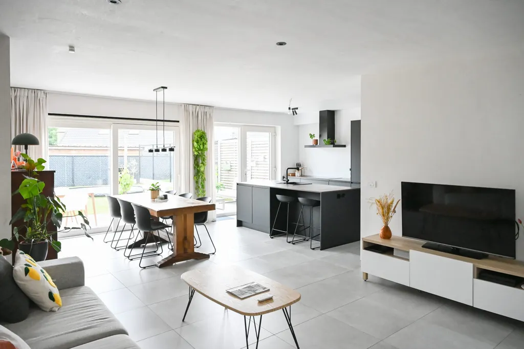 Elutuba - Modern New Build with Solar Panels in Lede
