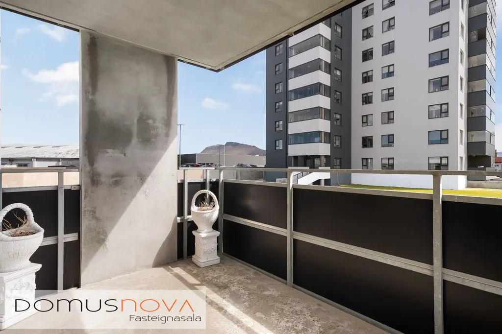 Balcon - Two-Bedroom Apartment with Balcony in Akranes