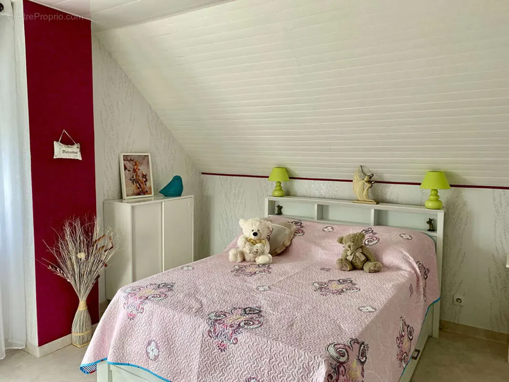 Chambres - Maison Rénovée au Calme avec Jardin à Gueugnon