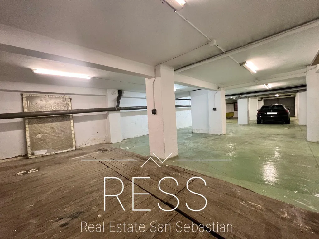 Garage - Spacious Garage Premises in Amara, Donostia