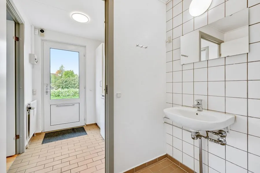 Vannitoad - One-Bedroom Flat with Shared Facilities in Ørbæk