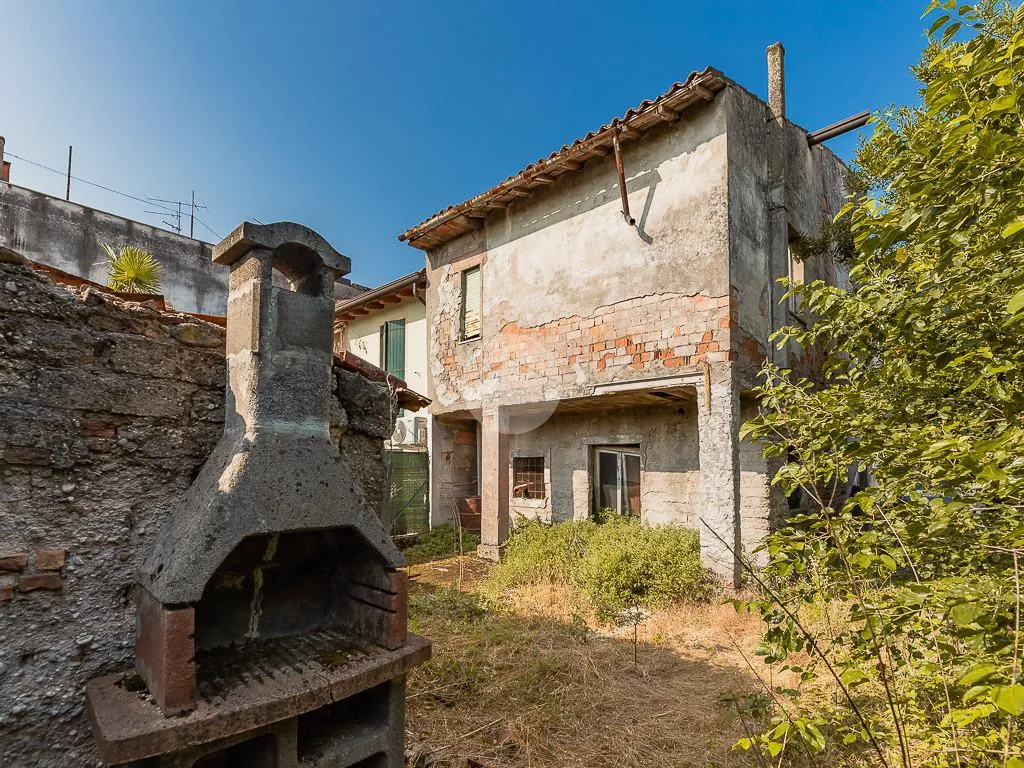 Jardin - Rustic House with Garden in Dossobuono