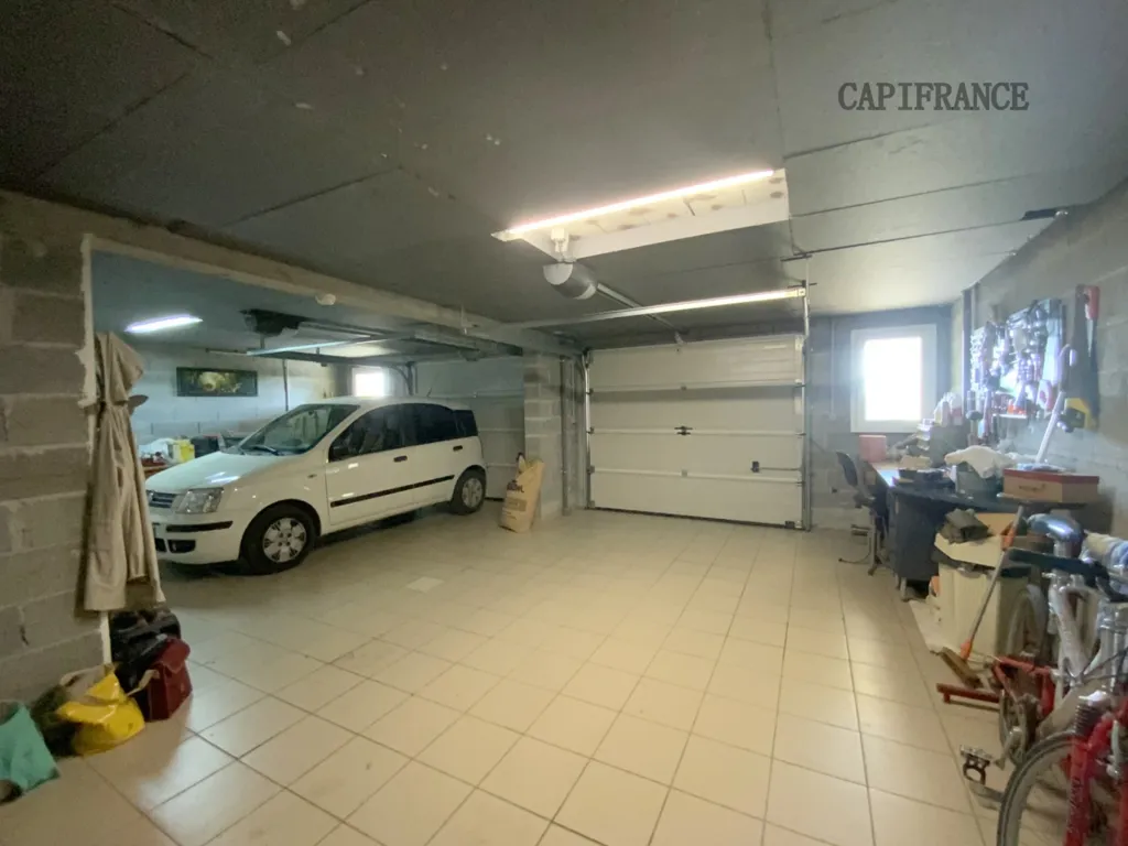 Garage - Villa with Pool and View in Oraison