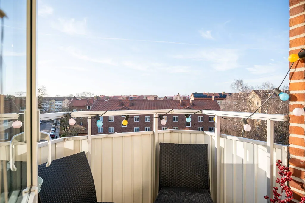 Rõdu - Spacious Two-Bedroom with West Balcony in Stockholm