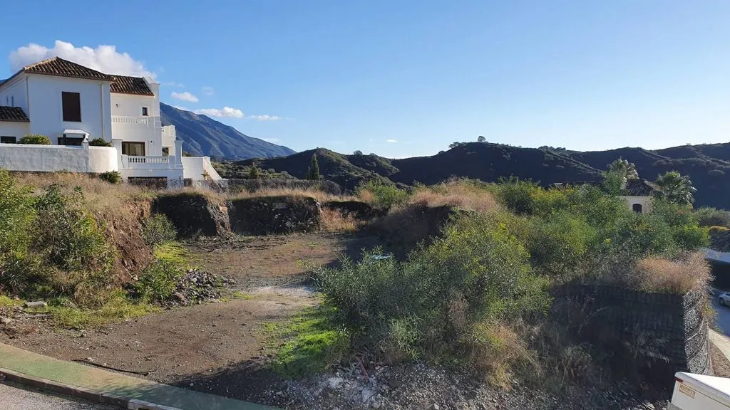 Välivaade - Sea-View Plot in Lomas de La Quinta, Benahavís