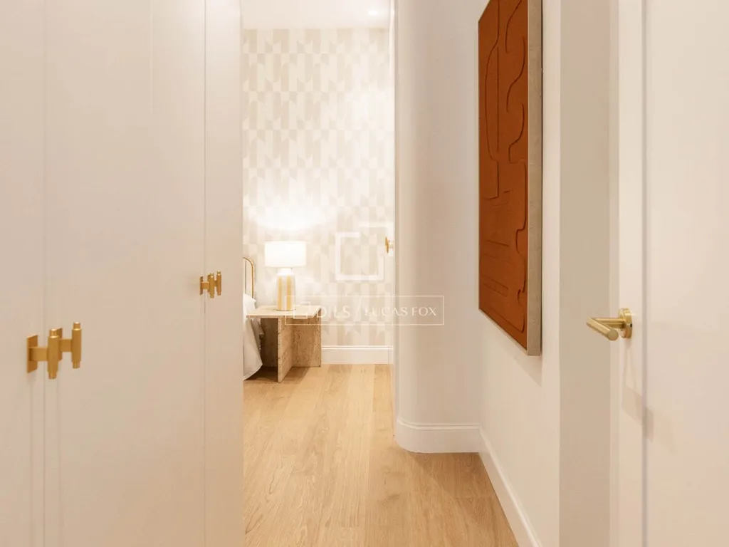 Hallway - Luxury Flat with High Ceilings in Salamanca