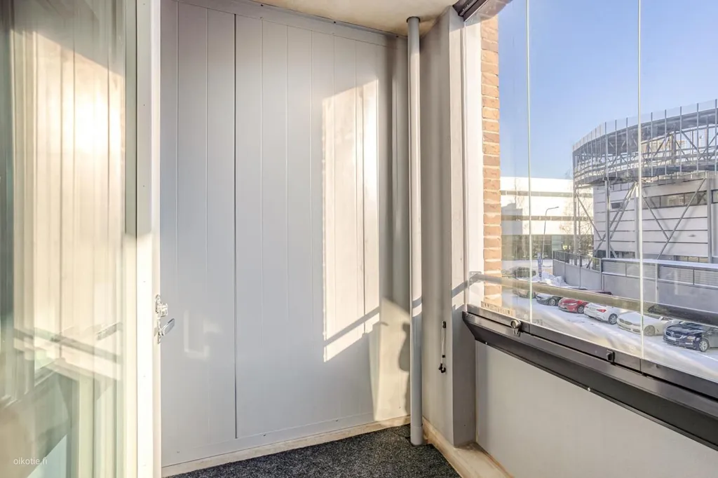 Balcon - Modern Flat with Glazed Balcony in Herttoniemi