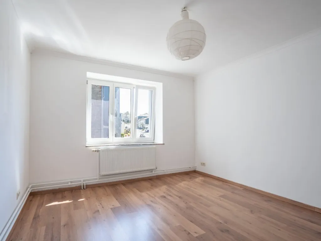 Pièces - Maison Rénovée avec Terrasse au Centre de Corbion
