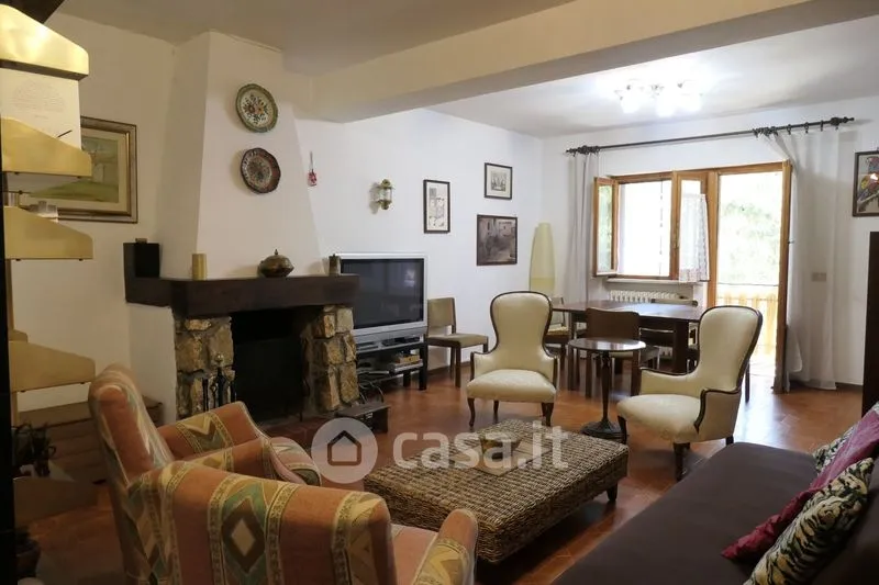 Soggiorno - Duplex con giardino in affitto a Tagliacozzo