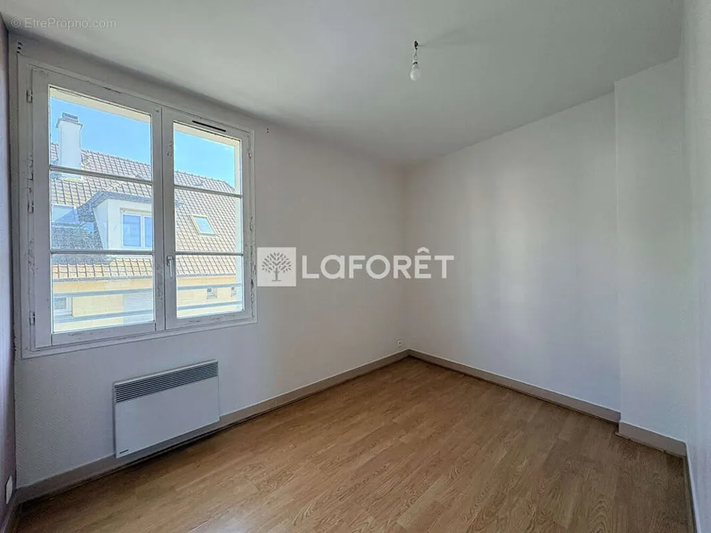 Rooms - City Centre Flat with Balcony in Deuil-la-Barre