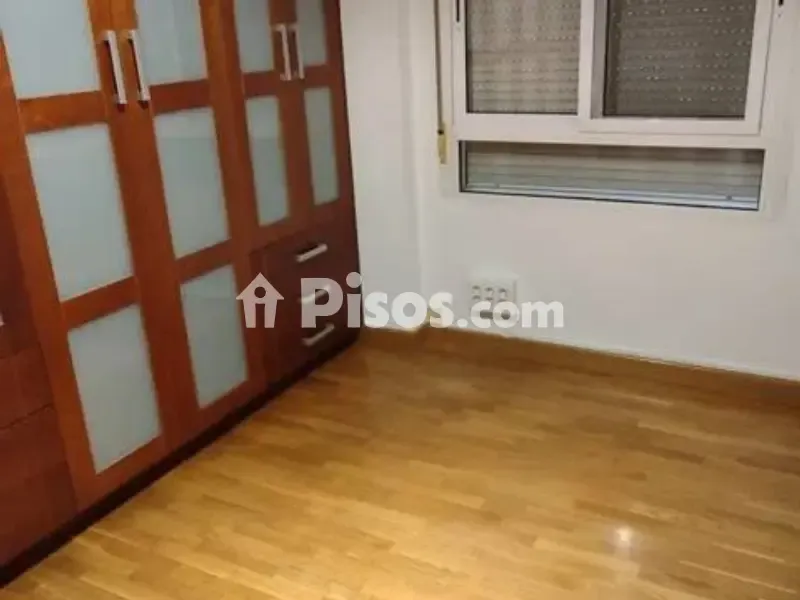 Magamistoad - Spacious 4-Bedroom Flat with Balcony in Ronda Sur