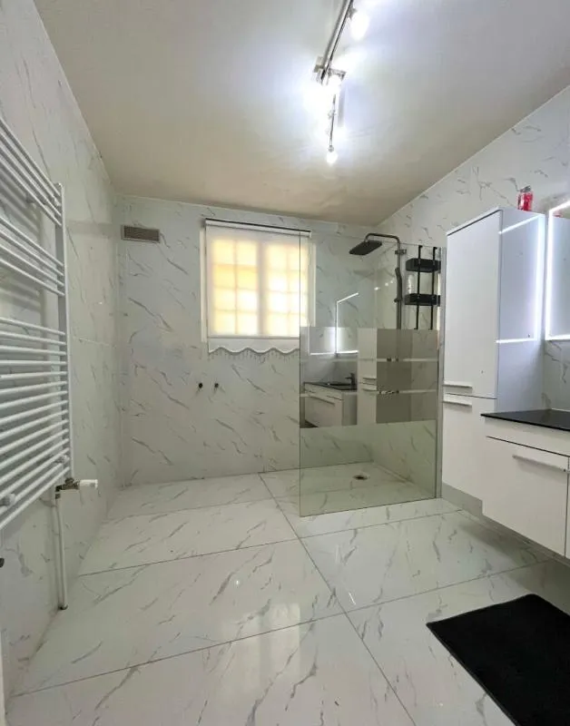 Salles de bain - Maison Rénovée avec Terrasse à Noyon