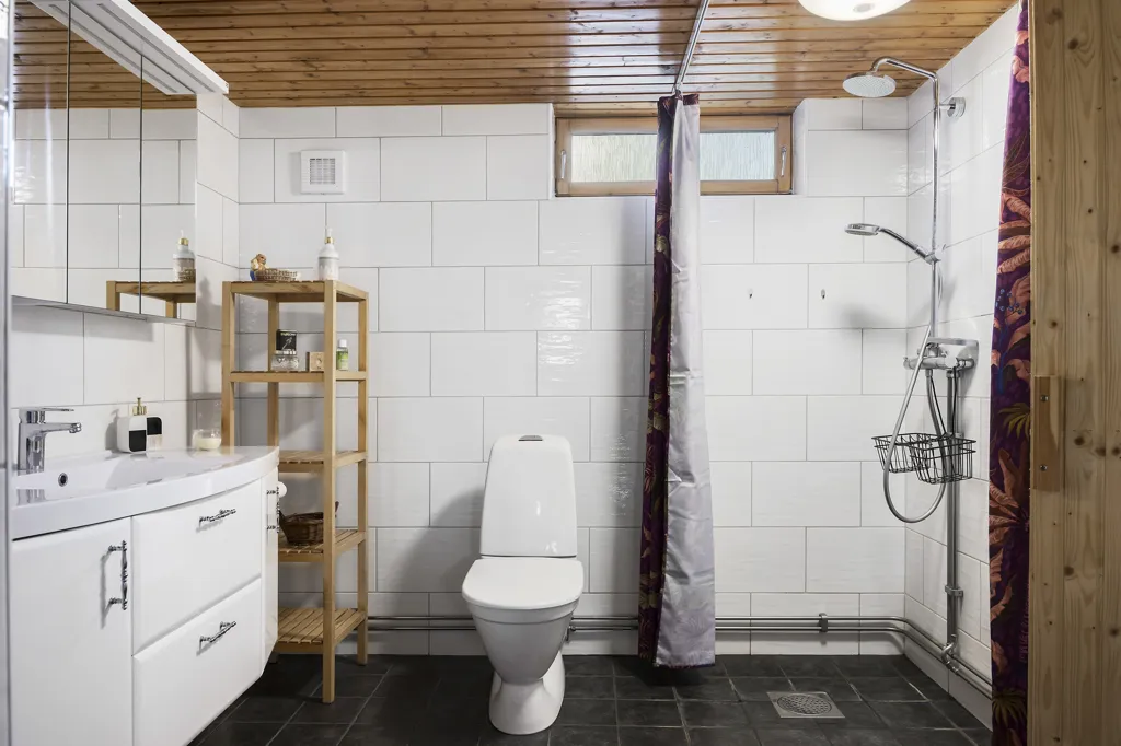 Salles de bain - Villa with Workshop in Idyllic Setting