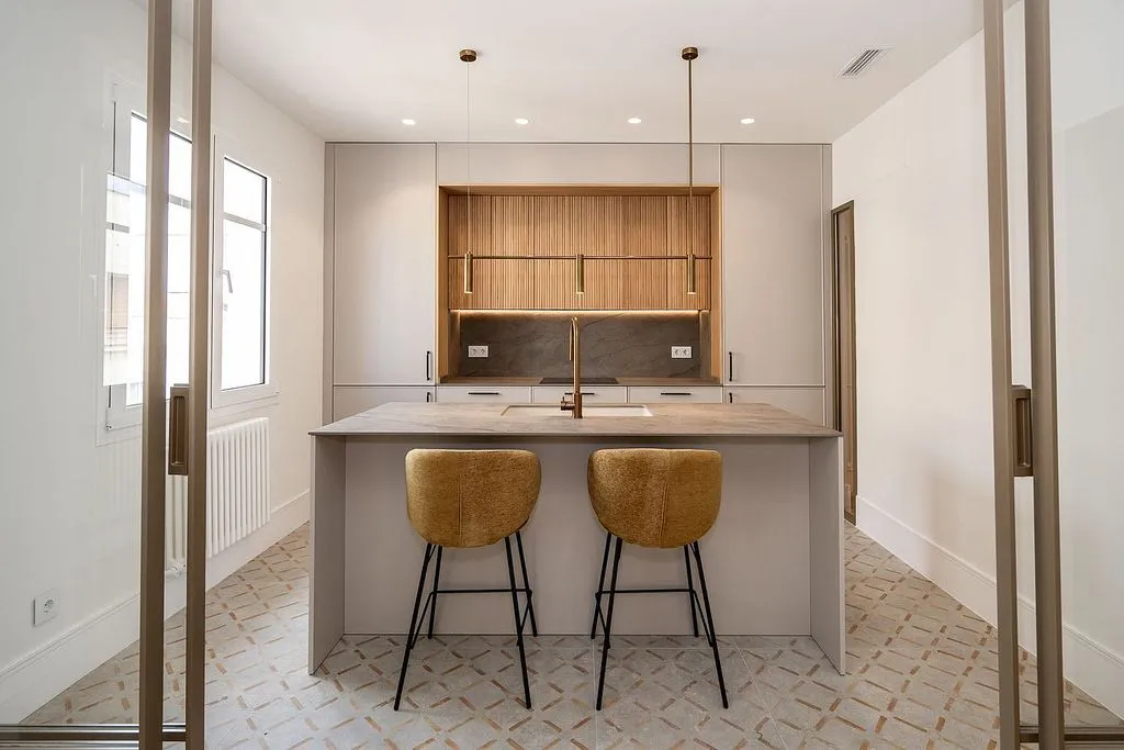 Cuisine - Modernised Apartment with Balcony in Ríos Rosas