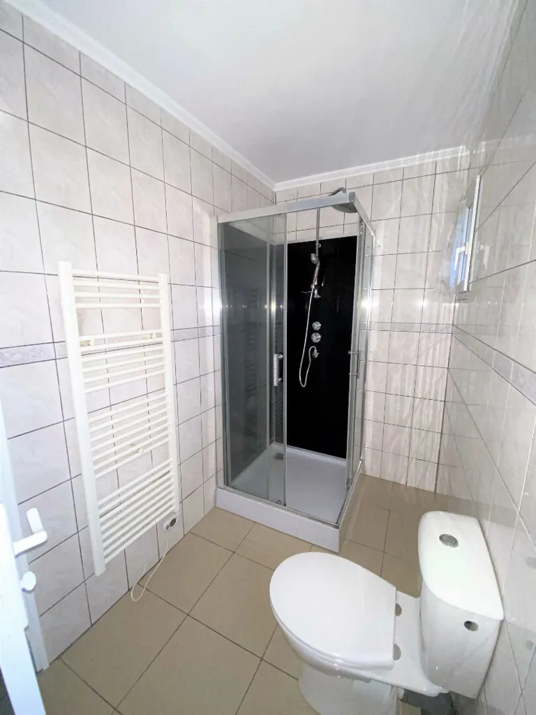 Vannitoad - 2-Bedroom Flat with Private Parking in Mery-sur-Oise