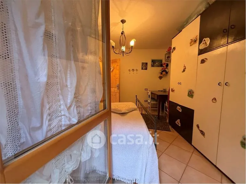 Camere da letto - Appartamento con vista montagna a Commezzadura