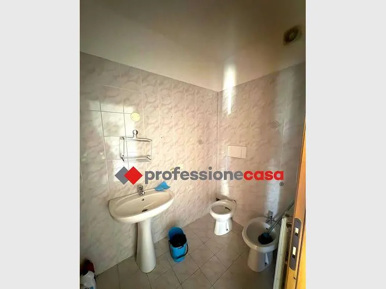Bagni - Appartamento con doppia esposizione e terrazzo a Pomezia