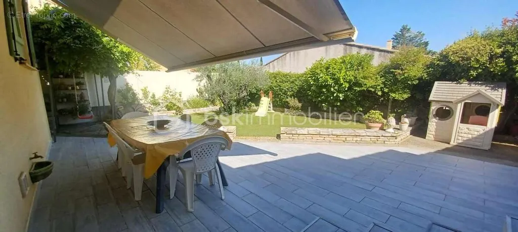 Terrasse - Villa Traditionnelle avec Studio et Piscine à Vendre