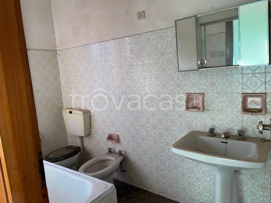 Bathrooms - Independent House with Garden in Boves