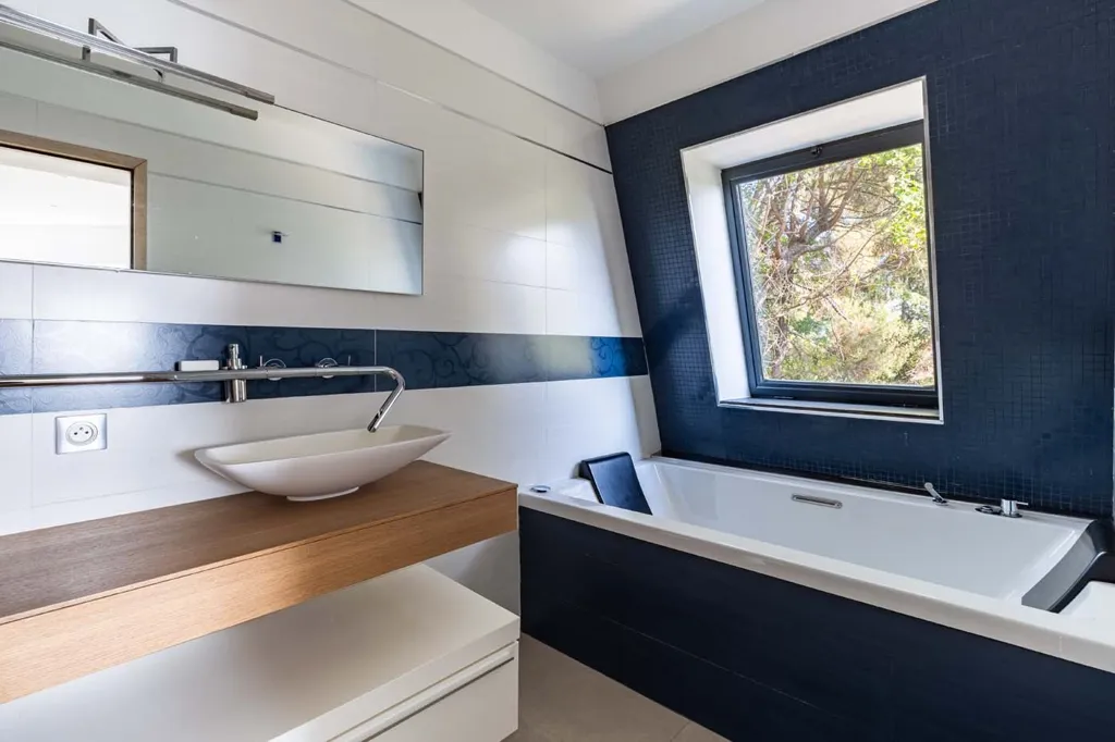 Bathrooms - Luxury Villa with Sea View in Roquebrune-Cap-Martin