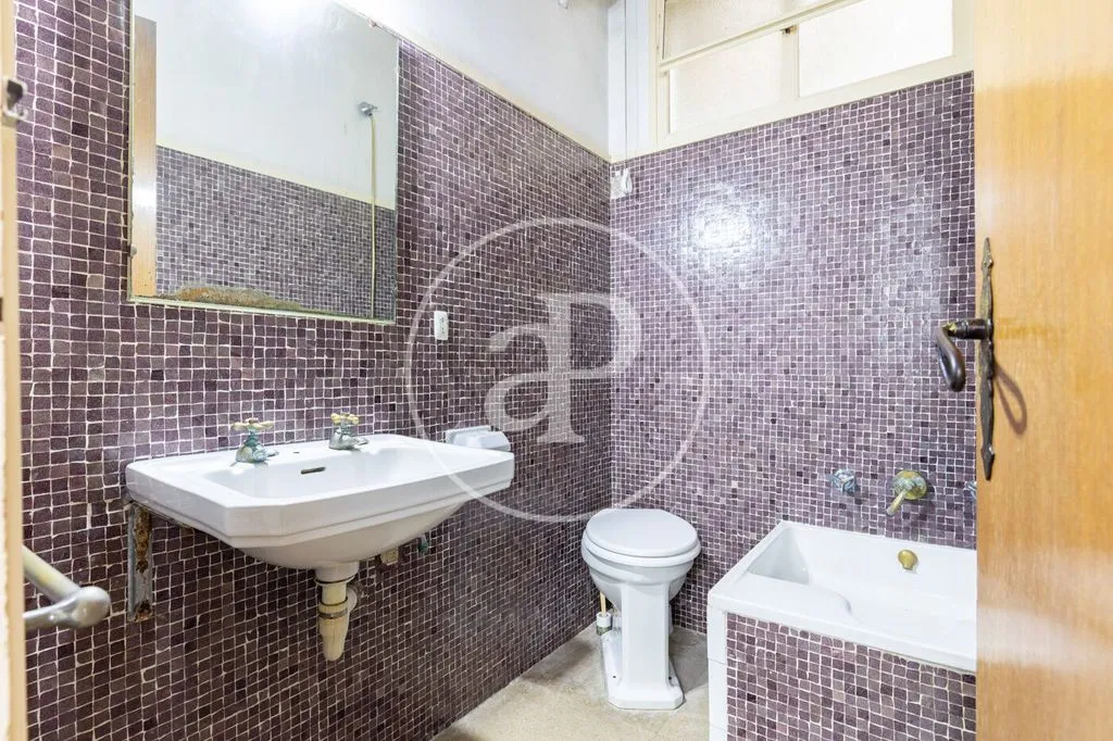 Salles de bain - Luxury Townhouse with Pool in Sabadell Centre