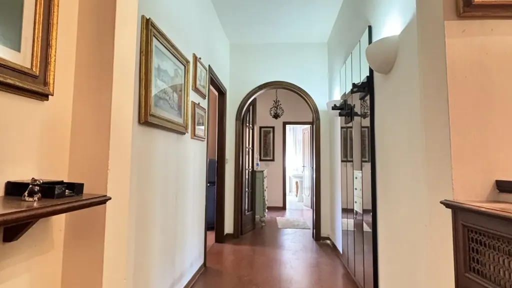 Ingresso - Five-Bedroom Apartment with Garage in Prato