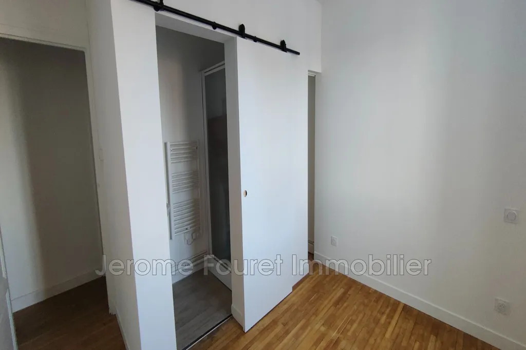 Chambres - Appartement Rénové 3 Pièces en Centre-Ville à Égletons