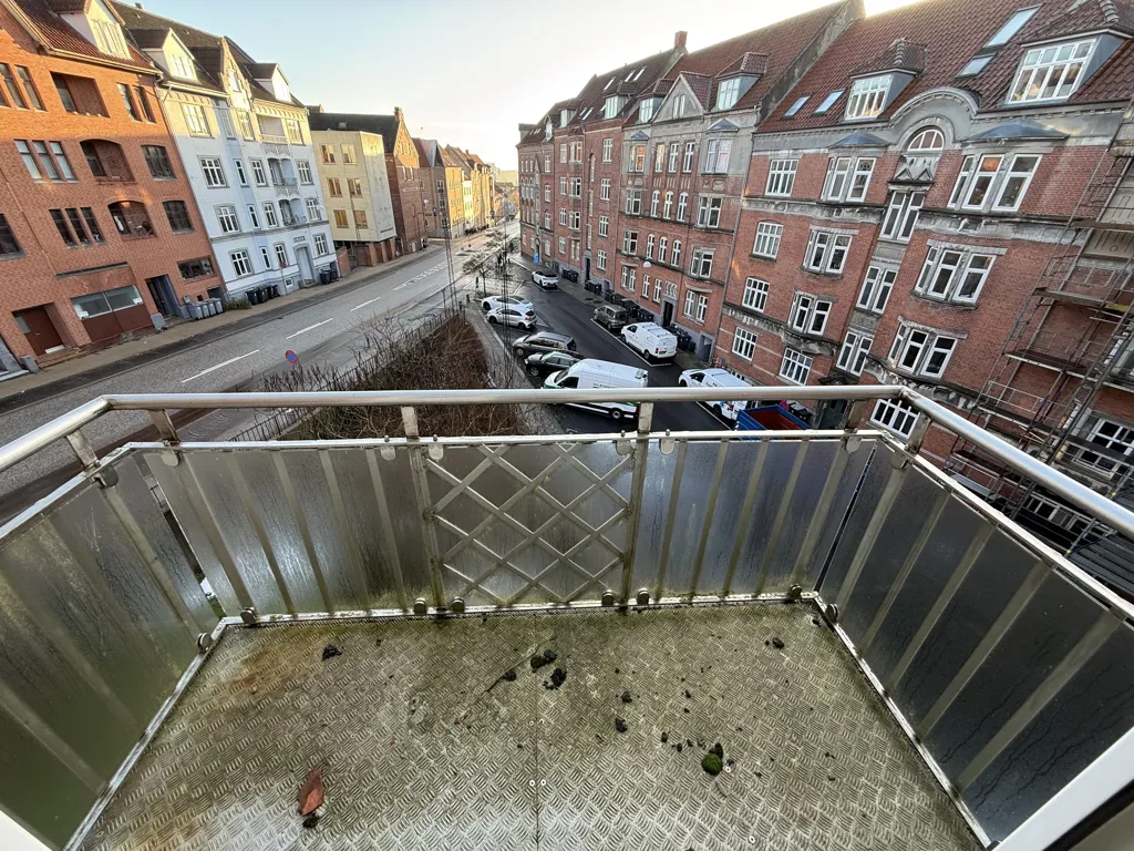 Rõdu - 5-Room Apartment with Stucco and Balconies in Central Location