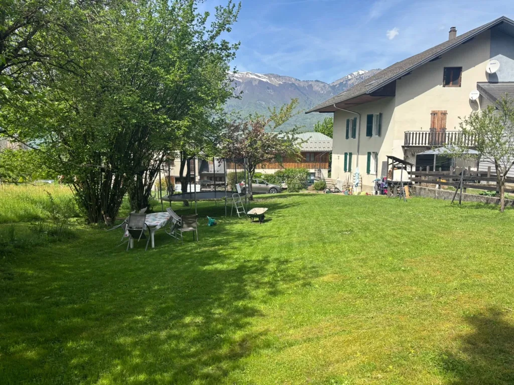 Garden - 5-Piece House with Garden in Village Setting