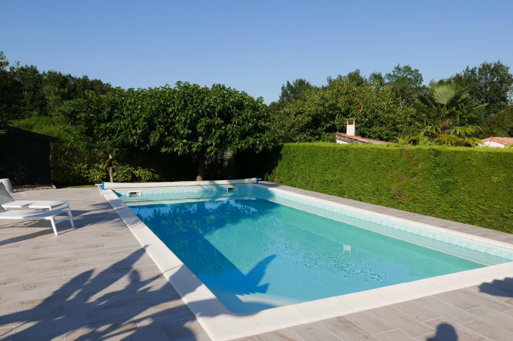 Piscine - Maison avec Piscine et Jardin à Neuvic
