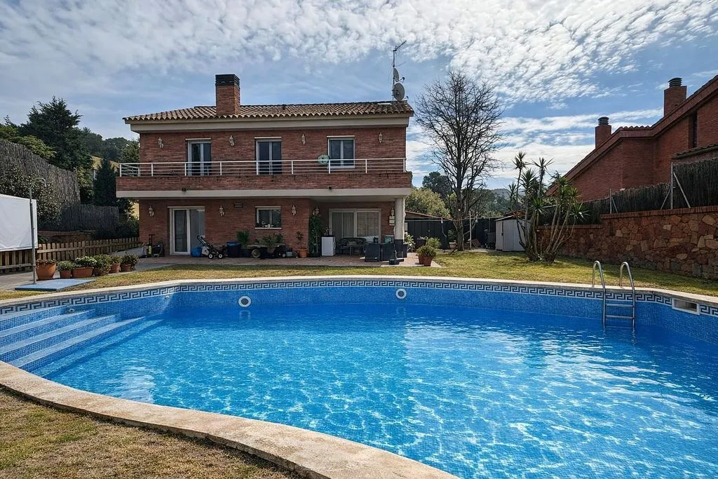 Piscine - Chalet with Pool in Vallromanes