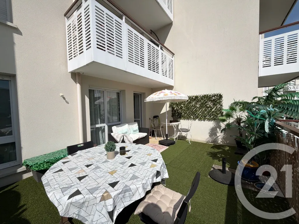 Terrass - 4-Bedroom Garden Flat in Ecquevilly