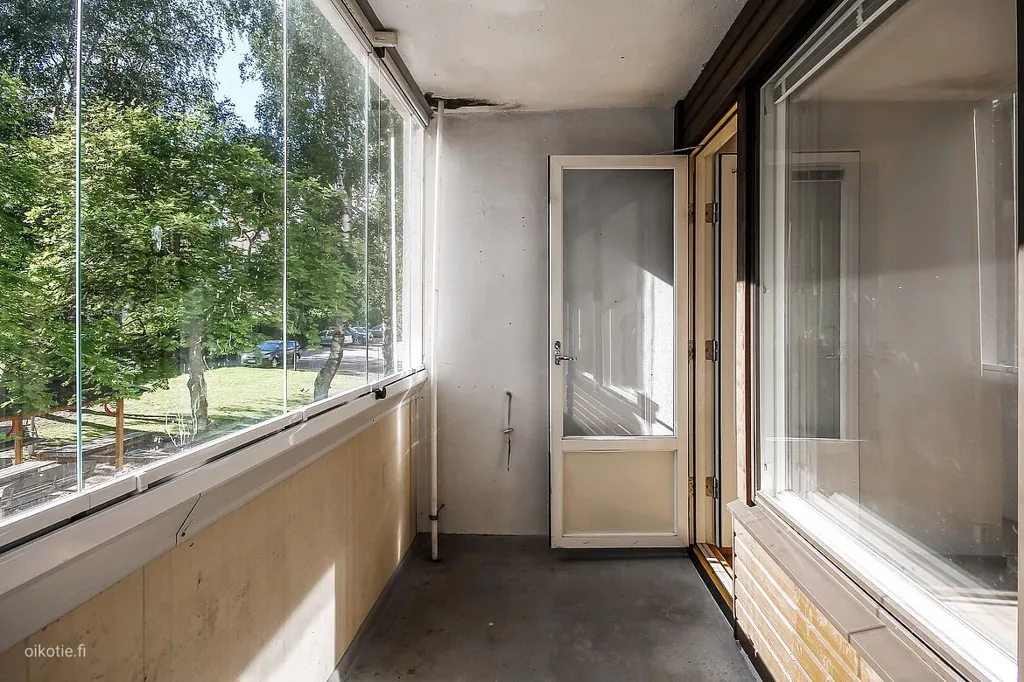 Balcone - Spacious Apartment with Balcony in Martinlaakso
